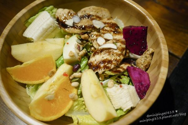 【美食｜台北松山】徒步３分‧小食光｜搬家囉!近中山國中捷運站‧靜謐巷弄內的法式美味下午茶簡餐.咖啡‧早午餐-每天都有隱藏版蛋糕!