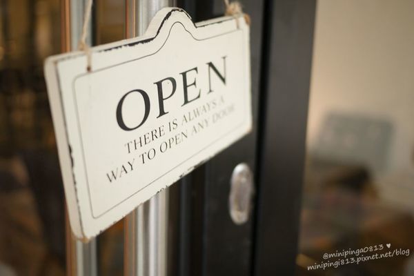 【美食｜台北松山】徒步３分‧小食光｜搬家囉!近中山國中捷運站‧靜謐巷弄內的法式美味下午茶簡餐.咖啡‧早午餐-每天都有隱藏版蛋糕!