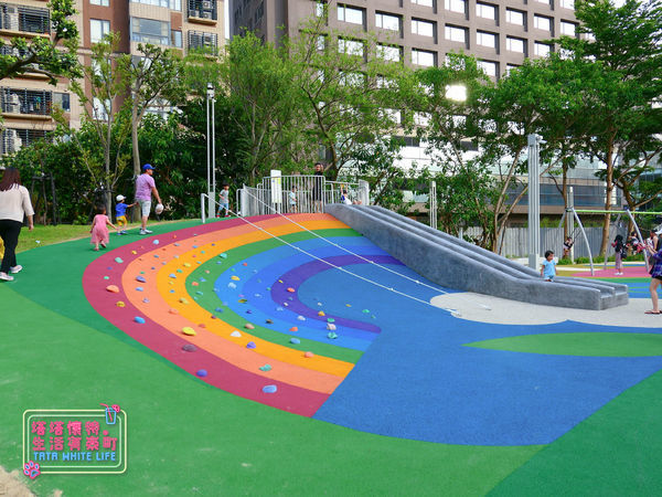 【塔塔懷特育兒生活】台茂公園兒童遊戲場:2020桃園親子景點推薦,共融式遊戲設施,特色鞦韆、大型溜滑梯、圓頂攀爬架、彩虹攀岩區、戶外籃球場與直排輪場,台茂購物中心好逛-1130001.jpg 【塔塔懷特育兒生活】台茂公園兒童遊戲場:2020桃園親子景點推薦,共融式遊戲設施,特色鞦韆、大型溜滑梯、圓頂攀爬架、彩虹攀岩區、戶外籃球場與直排輪場,台茂購物中心好逛-1130001.jpg