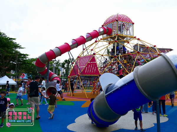 【塔塔懷特育兒生活】台茂公園兒童遊戲場:2020桃園親子景點推薦,共融式遊戲設施,特色鞦韆、大型溜滑梯、圓頂攀爬架、彩虹攀岩區、戶外籃球場與直排輪場,台茂購物中心好逛-1130015.jpg 【塔塔懷特育兒生活】台茂公園兒童遊戲場:2020桃園親子景點推薦,共融式遊戲設施,特色鞦韆、大型溜滑梯、圓頂攀爬架、彩虹攀岩區、戶外籃球場與直排輪場,台茂購物中心好逛-1130015.jpg