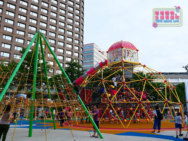 【塔塔懷特育兒生活】台茂公園兒童遊戲場:2020桃園親子景點推薦,共融式遊戲設施,特色鞦韆、大型溜滑梯、圓頂攀爬架、彩虹攀岩區、戶外籃球場與直排輪場,台茂購物中心好逛-1130010.jpg 【塔塔懷特育兒生活】台茂公園兒童遊戲場:2020桃園親子景點推薦,共融式遊戲設施,特色鞦韆、大型溜滑梯、圓頂攀爬架、彩虹攀岩區、戶外籃球場與直排輪場,台茂購物中心好逛-1130010.jpg