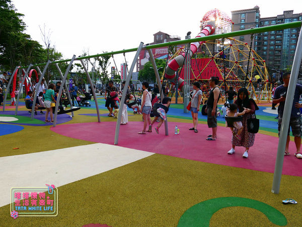【塔塔懷特育兒生活】台茂公園兒童遊戲場:2020桃園親子景點推薦,共融式遊戲設施,特色鞦韆、大型溜滑梯、圓頂攀爬架、彩虹攀岩區、戶外籃球場與直排輪場,台茂購物中心好逛-1120998.jpg 【塔塔懷特育兒生活】台茂公園兒童遊戲場:2020桃園親子景點推薦,共融式遊戲設施,特色鞦韆、大型溜滑梯、圓頂攀爬架、彩虹攀岩區、戶外籃球場與直排輪場,台茂購物中心好逛-1120998.jpg