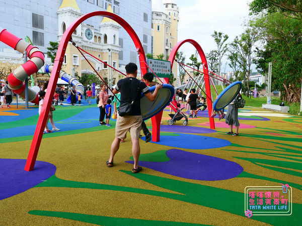 【塔塔懷特育兒生活】台茂公園兒童遊戲場:2020桃園親子景點推薦,共融式遊戲設施,特色鞦韆、大型溜滑梯、圓頂攀爬架、彩虹攀岩區、戶外籃球場與直排輪場,台茂購物中心好逛又好玩-1130-6.jpg 【塔塔懷特育兒生活】台茂公園兒童遊戲場:2020桃園親子景點推薦,共融式遊戲設施,特色鞦韆、大型溜滑梯、圓頂攀爬架、彩虹攀岩區、戶外籃球場與直排輪場,台茂購物中心好逛又好玩-1130-6.jpg