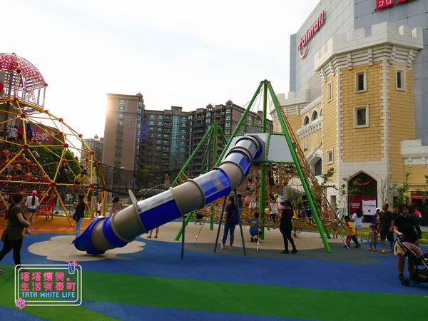 【塔塔懷特育兒生活】台茂公園兒童遊戲場:2020桃園親子景點推薦,共融式遊戲設施,特色鞦韆、大型溜滑梯、圓頂攀爬架、彩虹攀岩區、戶外籃球場與直排輪場,台茂購物中心好逛-1120999.jpg 【塔塔懷特育兒生活】台茂公園兒童遊戲場:2020桃園親子景點推薦,共融式遊戲設施,特色鞦韆、大型溜滑梯、圓頂攀爬架、彩虹攀岩區、戶外籃球場與直排輪場,台茂購物中心好逛-1120999.jpg