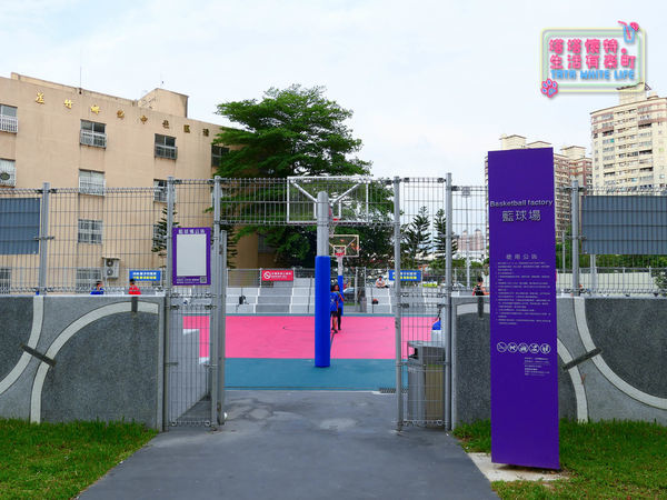 【塔塔懷特育兒生活】台茂公園兒童遊戲場:2020桃園親子景點推薦,共融式遊戲設施,特色鞦韆、大型溜滑梯、圓頂攀爬架、彩虹攀岩區、戶外籃球場與直排輪場,台茂購物中心好逛-1130029.jpg 【塔塔懷特育兒生活】台茂公園兒童遊戲場:2020桃園親子景點推薦,共融式遊戲設施,特色鞦韆、大型溜滑梯、圓頂攀爬架、彩虹攀岩區、戶外籃球場與直排輪場,台茂購物中心好逛-1130029.jpg