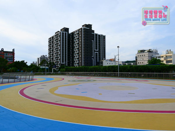 【塔塔懷特育兒生活】台茂公園兒童遊戲場:2020桃園親子景點推薦,共融式遊戲設施,特色鞦韆、大型溜滑梯、圓頂攀爬架、彩虹攀岩區、戶外籃球場與直排輪場,台茂購物中心好逛-1130030.jpg 【塔塔懷特育兒生活】台茂公園兒童遊戲場:2020桃園親子景點推薦,共融式遊戲設施,特色鞦韆、大型溜滑梯、圓頂攀爬架、彩虹攀岩區、戶外籃球場與直排輪場,台茂購物中心好逛-1130030.jpg