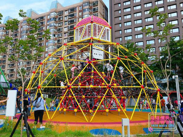 【塔塔懷特育兒生活】台茂公園兒童遊戲場:2020桃園親子景點推薦,共融式遊戲設施,特色鞦韆、大型溜滑梯、圓頂攀爬架、彩虹攀岩區、戶外籃球場與直排輪場,台茂購物中心好逛又好玩-1130.jpg 【塔塔懷特育兒生活】台茂公園兒童遊戲場:2020桃園親子景點推薦,共融式遊戲設施,特色鞦韆、大型溜滑梯、圓頂攀爬架、彩虹攀岩區、戶外籃球場與直排輪場,台茂購物中心好逛又好玩-1130.jpg