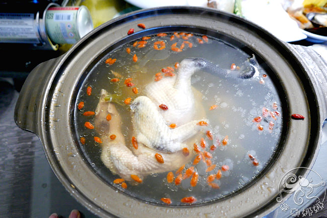 剝皮辣椒燉雞湯