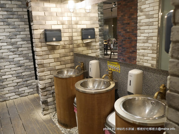 ARENA 遊戲主題餐廳:【食記】台中ARENA遊戲主題餐廳-華人德州樸克俱樂部台中辦事處 Chinese texas hold'em poker club@西區萬壽棒球場&文心森林公園 : 德州樸克,從來都不是一個人的遊戲