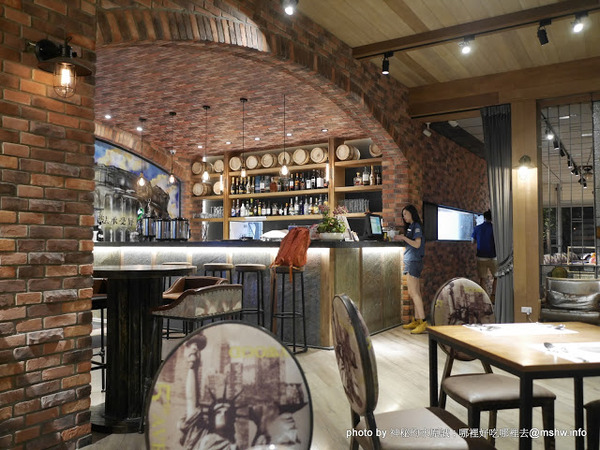 ARENA 遊戲主題餐廳:【食記】台中ARENA遊戲主題餐廳-華人德州樸克俱樂部台中辦事處 Chinese texas hold'em poker club@西區萬壽棒球場&文心森林公園 : 德州樸克,從來都不是一個人的遊戲