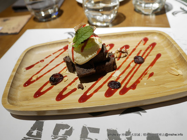 ARENA 遊戲主題餐廳:【食記】台中ARENA遊戲主題餐廳-華人德州樸克俱樂部台中辦事處 Chinese texas hold'em poker club@西區萬壽棒球場&文心森林公園 : 德州樸克,從來都不是一個人的遊戲