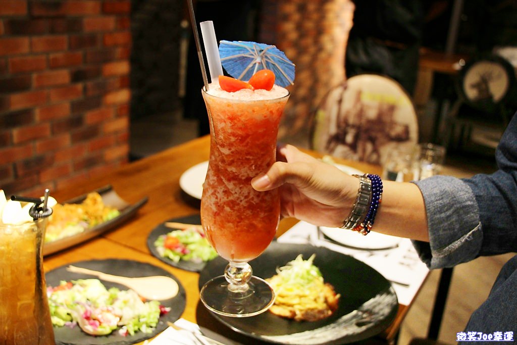 西區|台中餐酒館，ARENA遊戲主題餐廳，結合德州撲克與美食，想吃又想玩來這兒就對啦! - 微笑Joe幸運