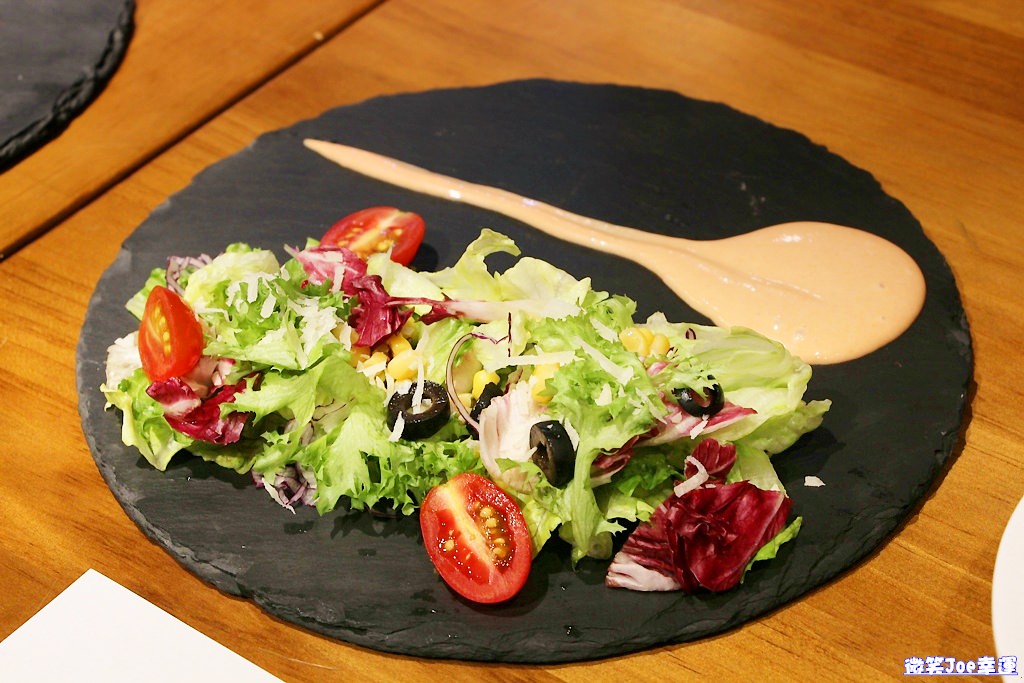 西區|台中餐酒館，ARENA遊戲主題餐廳，結合德州撲克與美食，想吃又想玩來這兒就對啦! - 微笑Joe幸運