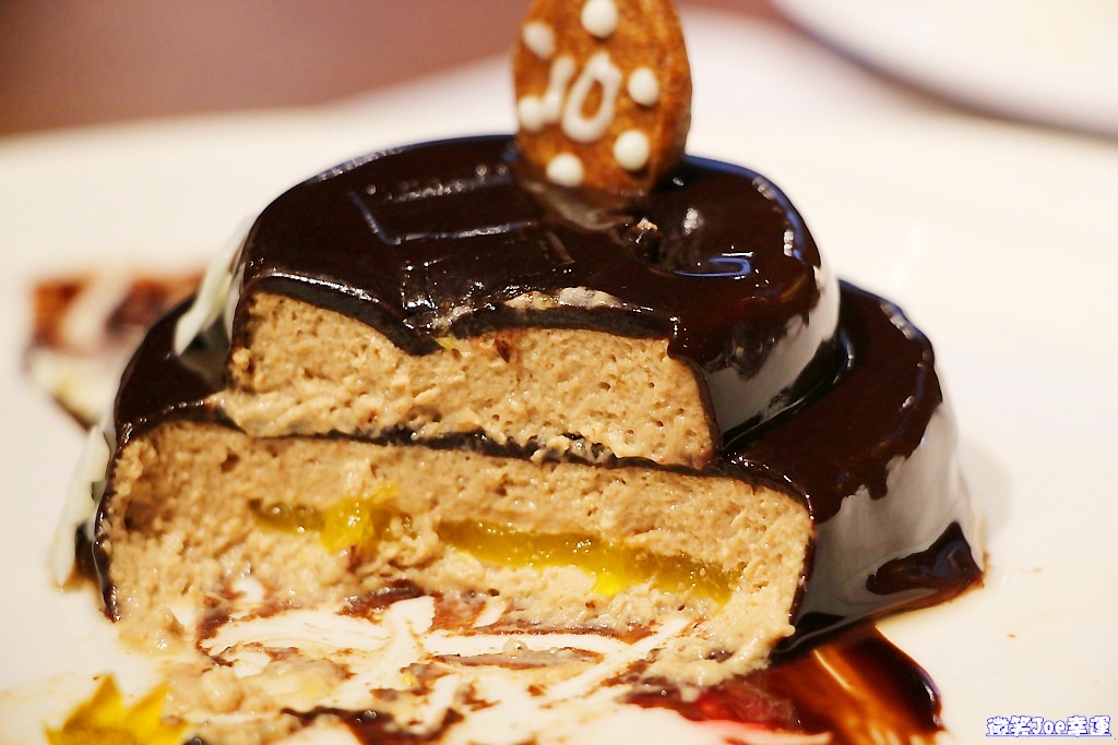 西區|台中餐酒館，ARENA遊戲主題餐廳，結合德州撲克與美食，想吃又想玩來這兒就對啦! - 微笑Joe幸運