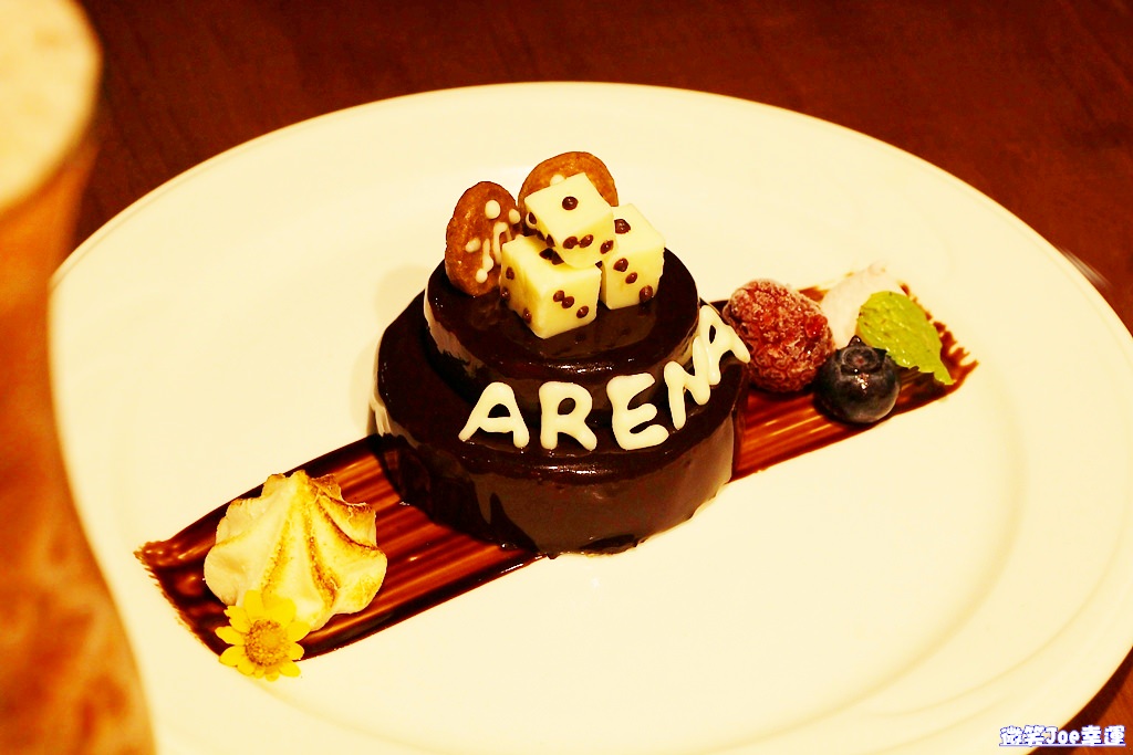 西區|台中餐酒館，ARENA遊戲主題餐廳，結合德州撲克與美食，想吃又想玩來這兒就對啦! - 微笑Joe幸運