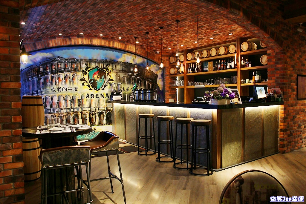 西區|台中餐酒館，ARENA遊戲主題餐廳，結合德州撲克與美食，想吃又想玩來這兒就對啦! - 微笑Joe幸運