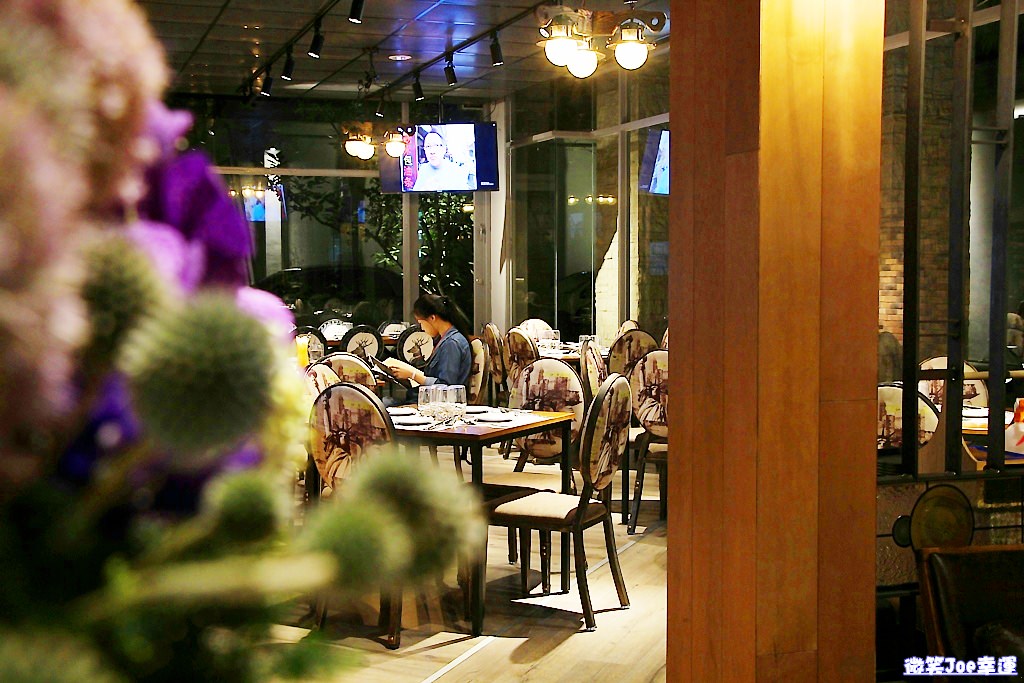 西區|台中餐酒館，ARENA遊戲主題餐廳，結合德州撲克與美食，想吃又想玩來這兒就對啦! - 微笑Joe幸運