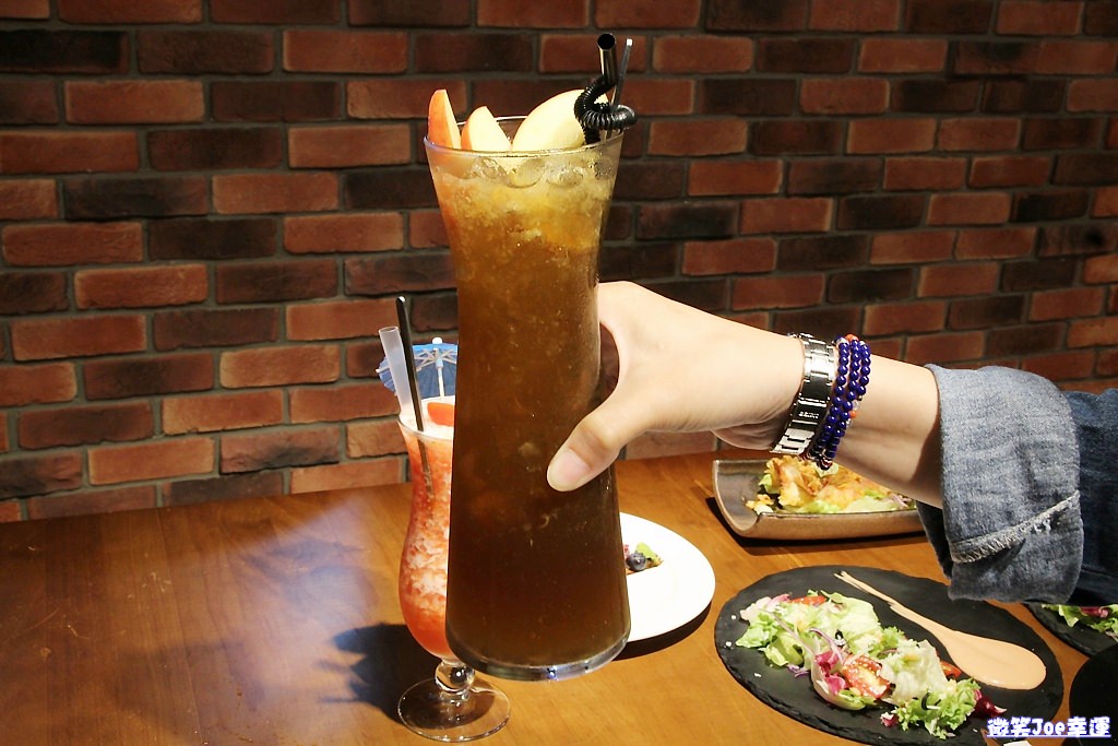 西區|台中餐酒館，ARENA遊戲主題餐廳，結合德州撲克與美食，想吃又想玩來這兒就對啦! - 微笑Joe幸運