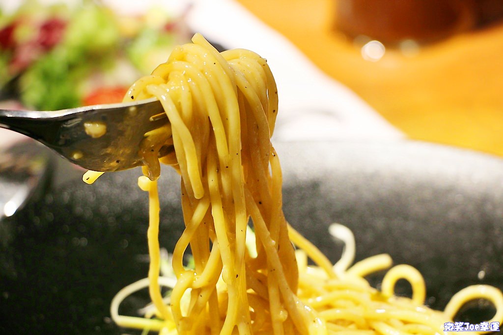 西區|台中餐酒館，ARENA遊戲主題餐廳，結合德州撲克與美食，想吃又想玩來這兒就對啦! - 微笑Joe幸運