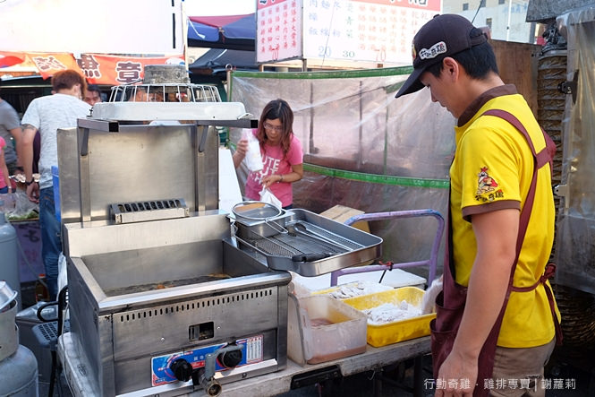 《台南♥食記》行動奇雞 雞排專賣。人氣銅板美食 夜市特色盒裝雞排，激推超厚限量雞腿排，肉嫩多汁超滿足！