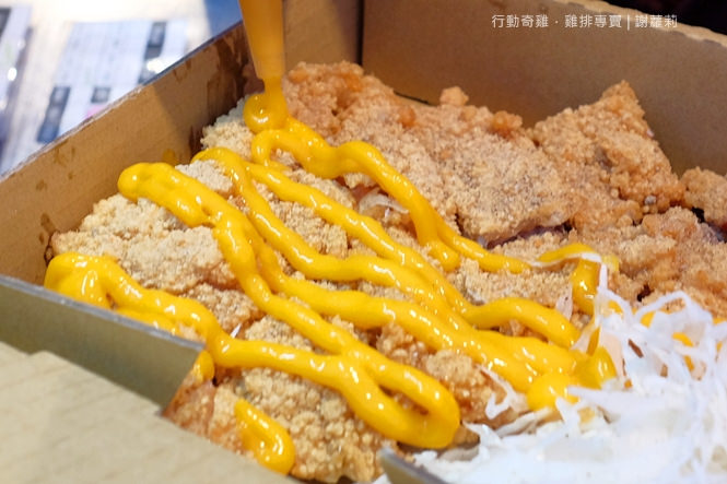 《台南♥食記》行動奇雞 雞排專賣。人氣銅板美食 夜市特色盒裝雞排，激推超厚限量雞腿排，肉嫩多汁超滿足！