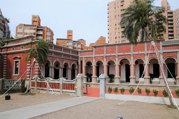 一德洋樓：【台中市景點】一德洋樓~結合愛情和巴洛克式的歷史建築 禧院喜餅客制化 品味洋樓甜點