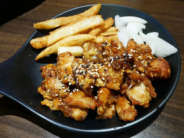 釜山崔炸雞 요요치킨(漢口店): 釜山崔炸雞요요치킨-台中漢口路上韓式炸雞 超適合下班之後三五好友聚餐 韓式炸雞配啤酒 瞬間化身千頌伊