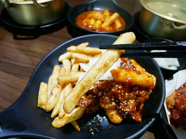 釜山崔炸雞 요요치킨(漢口店): 釜山崔炸雞요요치킨-台中漢口路上韓式炸雞 超適合下班之後三五好友聚餐 韓式炸雞配啤酒 瞬間化身千頌伊