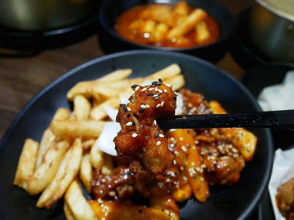 釜山崔炸雞 요요치킨(漢口店): 釜山崔炸雞요요치킨-台中漢口路上韓式炸雞 超適合下班之後三五好友聚餐 韓式炸雞配啤酒 瞬間化身千頌伊