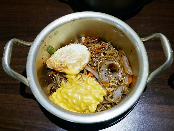 釜山崔炸雞 요요치킨(漢口店): 釜山崔炸雞요요치킨-台中漢口路上韓式炸雞 超適合下班之後三五好友聚餐 韓式炸雞配啤酒 瞬間化身千頌伊