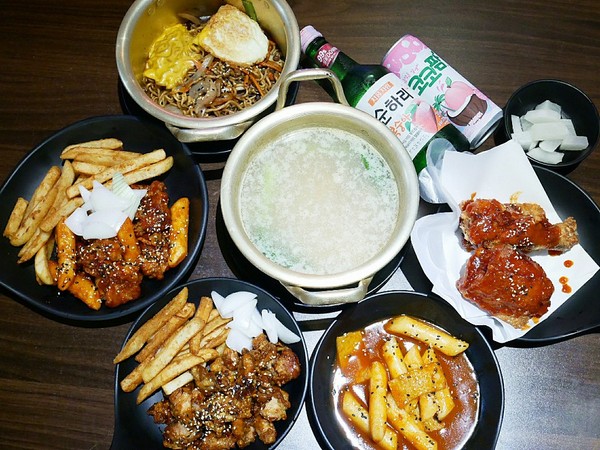 釜山崔炸雞 요요치킨(漢口店): 釜山崔炸雞요요치킨-台中漢口路上韓式炸雞 超適合下班之後三五好友聚餐 韓式炸雞配啤酒 瞬間化身千頌伊