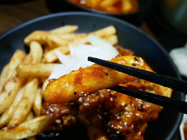 釜山崔炸雞 요요치킨(漢口店): 釜山崔炸雞요요치킨-台中漢口路上韓式炸雞 超適合下班之後三五好友聚餐 韓式炸雞配啤酒 瞬間化身千頌伊