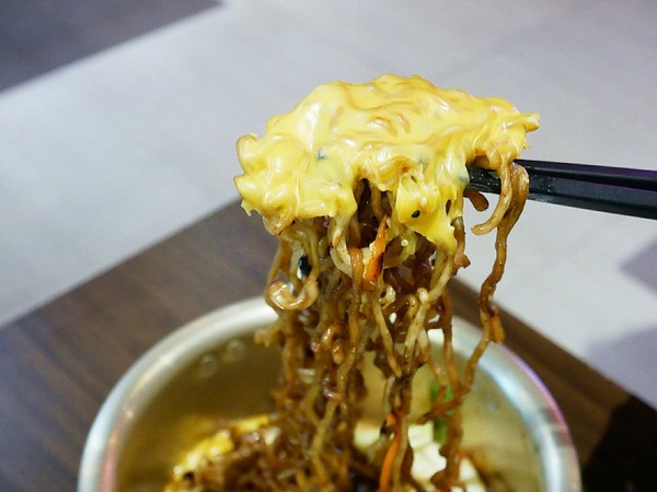 釜山崔炸雞 요요치킨(漢口店): 釜山崔炸雞요요치킨-台中漢口路上韓式炸雞 超適合下班之後三五好友聚餐 韓式炸雞配啤酒 瞬間化身千頌伊