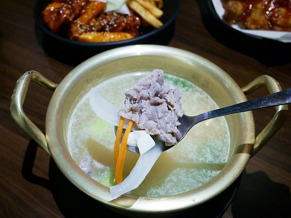 釜山崔炸雞 요요치킨(漢口店): 釜山崔炸雞요요치킨-台中漢口路上韓式炸雞 超適合下班之後三五好友聚餐 韓式炸雞配啤酒 瞬間化身千頌伊