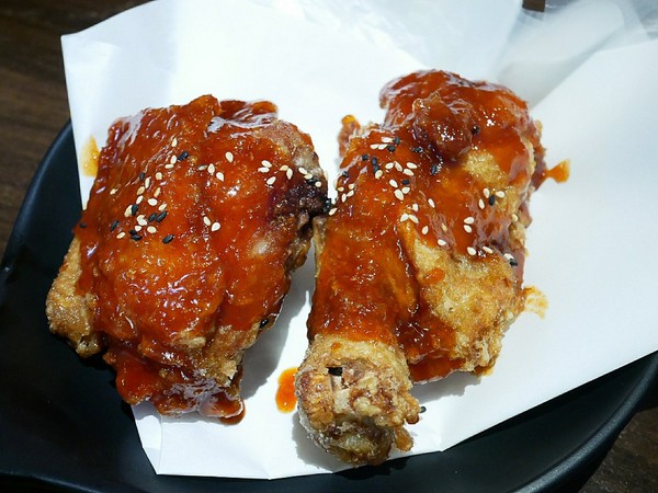 釜山崔炸雞 요요치킨(漢口店): 釜山崔炸雞요요치킨-台中漢口路上韓式炸雞 超適合下班之後三五好友聚餐 韓式炸雞配啤酒 瞬間化身千頌伊