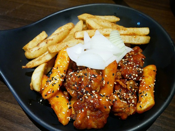 釜山崔炸雞 요요치킨(漢口店): 釜山崔炸雞요요치킨-台中漢口路上韓式炸雞 超適合下班之後三五好友聚餐 韓式炸雞配啤酒 瞬間化身千頌伊