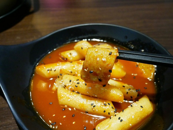 釜山崔炸雞 요요치킨(漢口店): 釜山崔炸雞요요치킨-台中漢口路上韓式炸雞 超適合下班之後三五好友聚餐 韓式炸雞配啤酒 瞬間化身千頌伊
