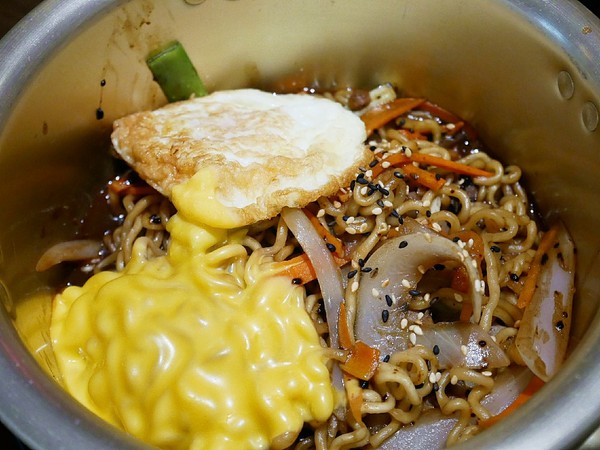 釜山崔炸雞 요요치킨(漢口店): 釜山崔炸雞요요치킨-台中漢口路上韓式炸雞 超適合下班之後三五好友聚餐 韓式炸雞配啤酒 瞬間化身千頌伊