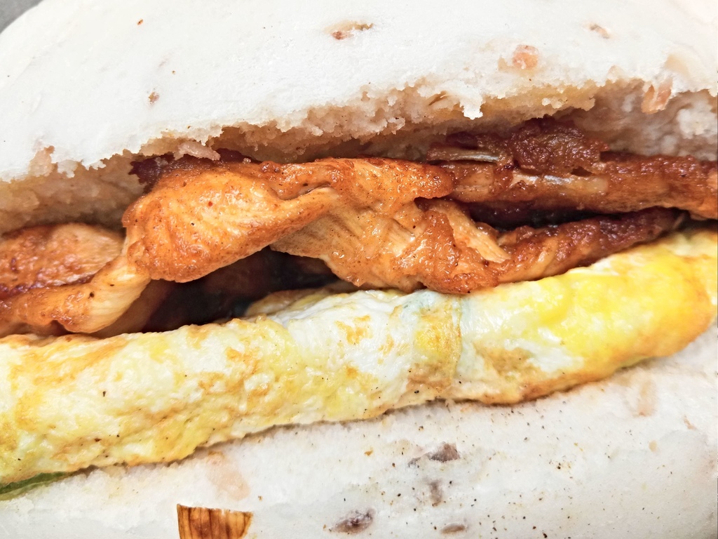 【台北東區美食】家蓁早餐店☞東區平價大份量早餐，招牌｢饅頭蛋加土雞肉」必點，涮嘴好吃、飽足感十足!