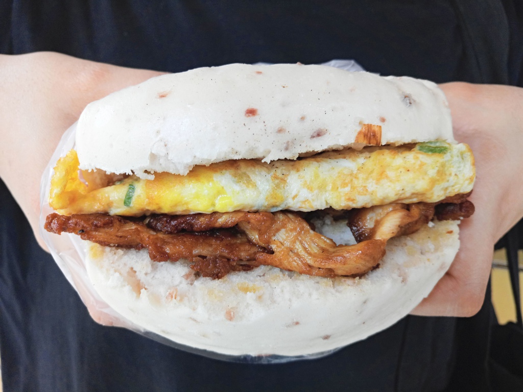 【台北東區美食】家蓁早餐店☞東區平價大份量早餐，招牌｢饅頭蛋加土雞肉」必點，涮嘴好吃、飽足感十足!