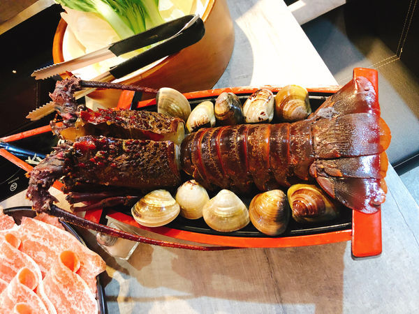 永和火鍋推<上官木桶鍋 永和旗艦店-頂級海鮮 麻辣鴛鴦 (推薦人氣中和涮涮火鍋) > 好吃又大份量的火鍋來啦 ~ ~ ~2018.06.08