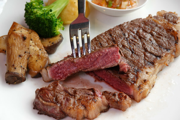 物超所值的信義區餐廳-六張犁站亨利客原味炭烤牛排，亨利客頂級牛排就愛大口吃88折、壽星生日優惠