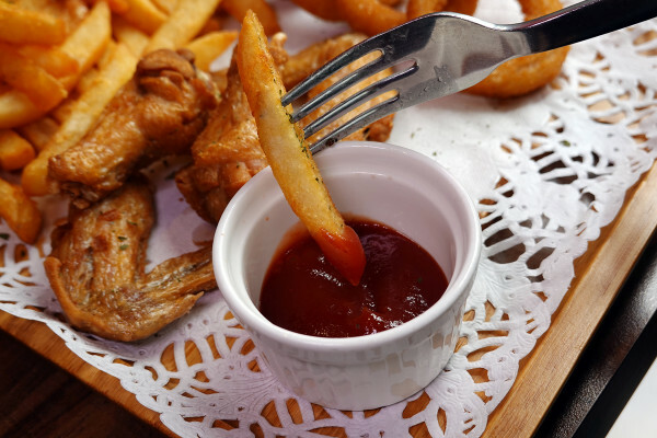 物超所值的信義區餐廳-六張犁站亨利客原味炭烤牛排，亨利客頂級牛排就愛大口吃88折、壽星生日優惠