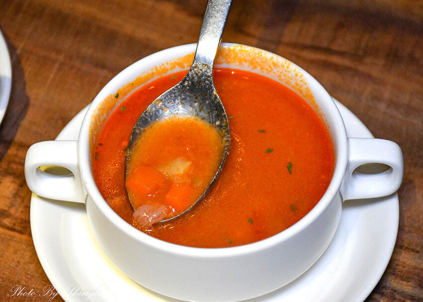 平價也能吃到炭火直烤的《A5和牛臀心8盎司》牛排（當日壽星享六折） -