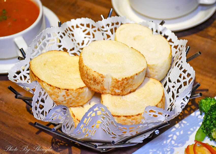 平價也能吃到炭火直烤的《A5和牛臀心8盎司》牛排（當日壽星享六折） -