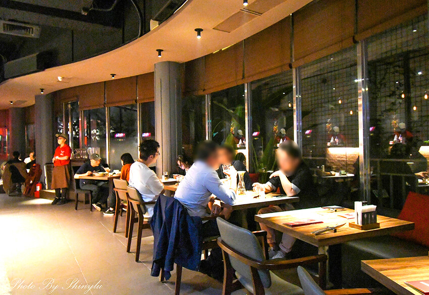 平價也能吃到炭火直烤的《A5和牛臀心8盎司》牛排（當日壽星享六折） -