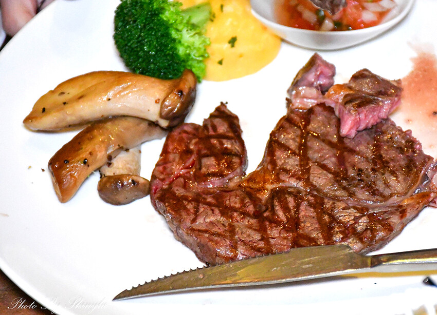 平價也能吃到炭火直烤的《A5和牛臀心8盎司》牛排（當日壽星享六折） -