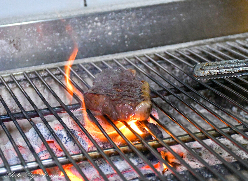 平價也能吃到炭火直烤的《A5和牛臀心8盎司》牛排（當日壽星享六折） -