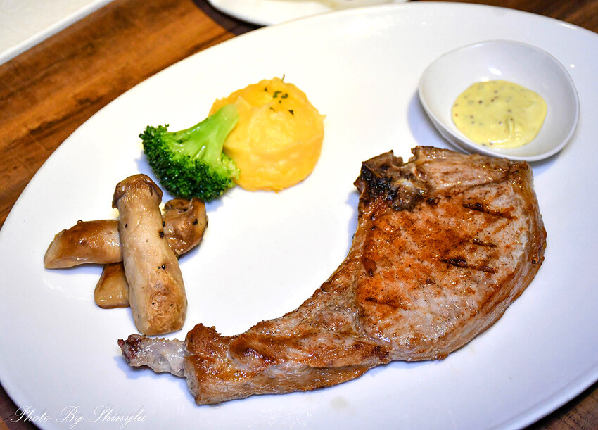 平價也能吃到炭火直烤的《A5和牛臀心8盎司》牛排（當日壽星享六折） -