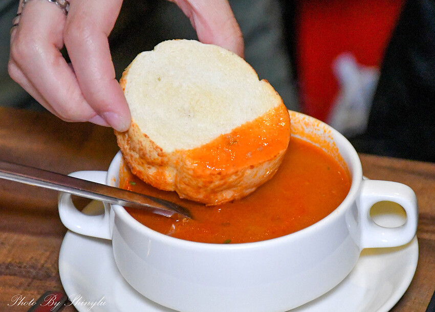 平價也能吃到炭火直烤的《A5和牛臀心8盎司》牛排（當日壽星享六折） -